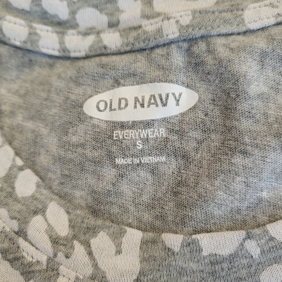 Old Navy Everywear Gray & White Cheetah Print T-shirt - Size S - Picture 4 of 5